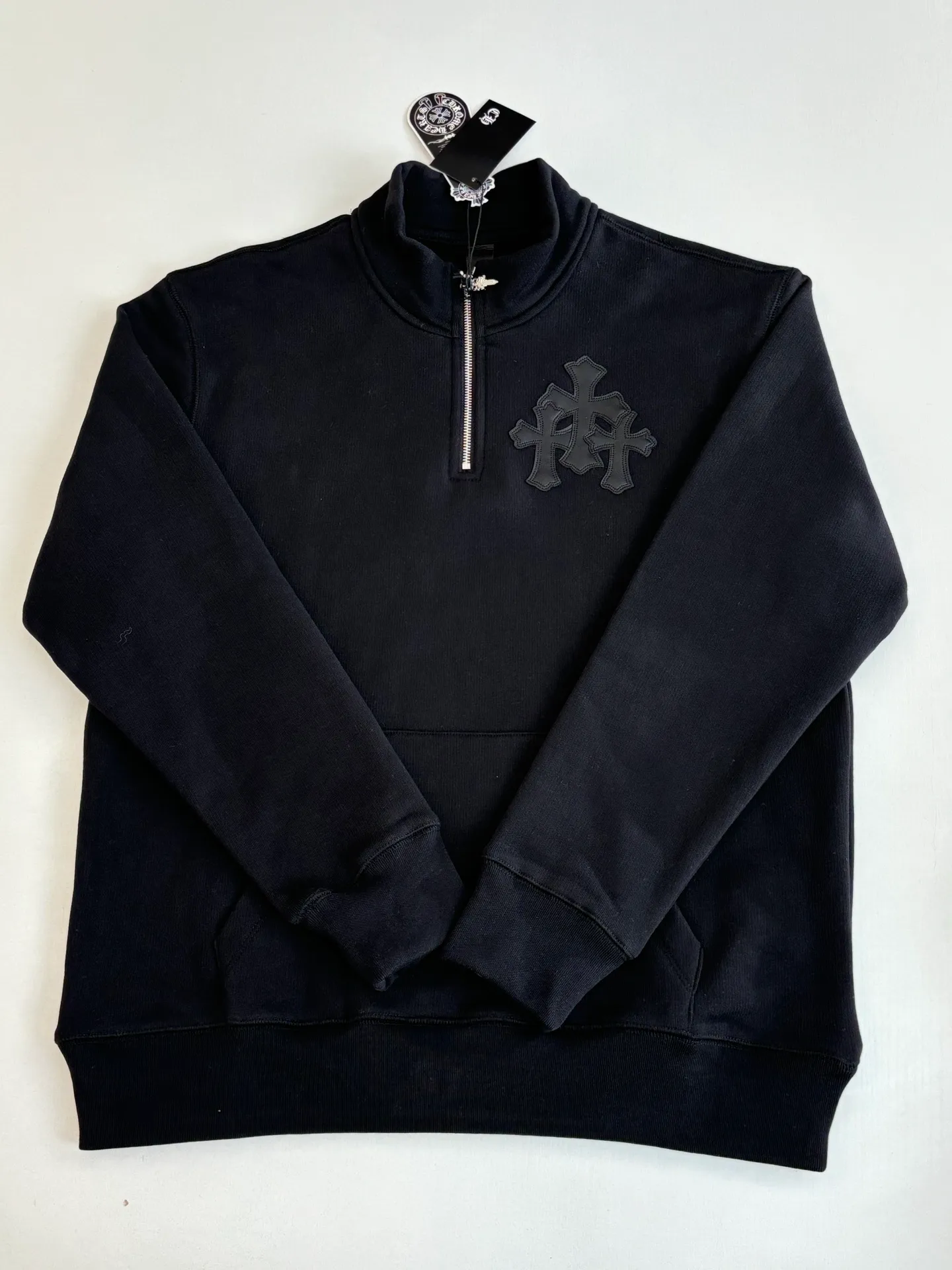P406 Chrome Heart*/Chrome Heart FW25 leather cross half-zip sweatshirt Made of high-weight pure cotton terry fabric, pre-shrunk to ensure wearing stability, three-dimensional leather cross label, half-zip collar with dagger-shaped zipper puller, combined with curved hem tailoring and kangaroo pocket Size: S/M/L/XL